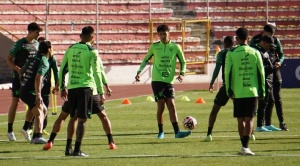 A tres días del partido con Venezuela la selección entrena sin su capitán  1