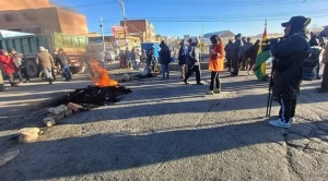 Instalan seis puntos de bloqueo indefinido en la carretera a Copacabana por falta de combustible y alza de precios 1