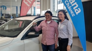 Farmacias Chávez entregó segunda vagoneta Fiat pulse de “gana con chávez” en la paz