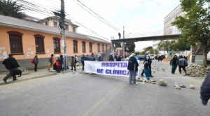 Médicos cumplen un paro de 72 horas y marchan en el centro paceño; no hay atención en hospitales