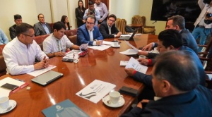 Gobernadores y técnicos se reúnen  en Santa Cruz; prevén elaborar  propuesta para salir de la crisis