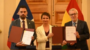 Chile y Bolivia firman un acuerdo en control migratorio y seguridad fronteriza