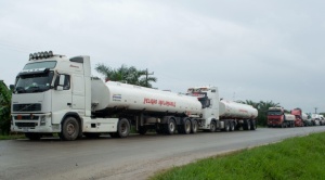 Camión boliviano derrama en carretera peruana 34.000 litros de petróleo