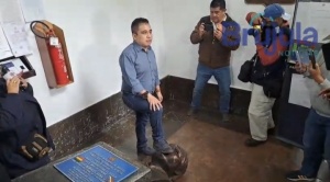 Diputado Astorga derriba el busto de Morales en la Asamblea Legislativa