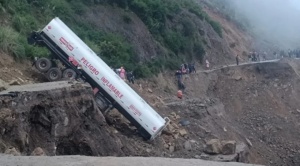 Una cisterna queda colgada al borde de un tramo derrumbado de la carretera entre Cochabamba-Oruro 