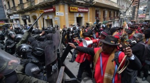 Choferes interprovinciales y Ponchos  Rojos protestan en el centro paceño