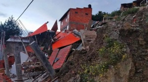 Tres casas colapsan en Bajo San Isidro; seis familias fueron evacuadas