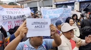 Evistas protestan cerca del TED de Santa Cruz mientras el TSE sesiona para anunciar candidatos habilitados