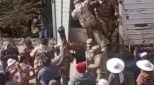 Evistas interceptan camión que llevaba militares a Colomi, denuncian que soldados  pretendían ingresar al trópico 