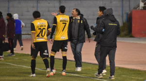 A una semana del clásico, Banegas sale lesionado y debuta Valdivia