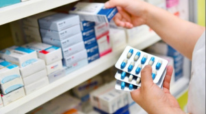 Colegio Médico alerta alza de precio de medicamentos; advierte que la escasez es la siguiente fase