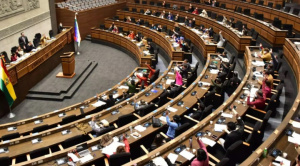 Especialistas expresan rechazo a intento de aprobación de contratos del litio por parte del gobierno