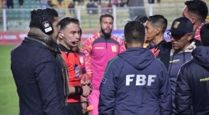 Real Oruro se queja por un gas en su camarín e interrumpe el partido con The Strongest