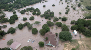 Noche trágica en Texas: el agua arrasó cabañas de veraneo, 27 niñas siguen desaparecidas