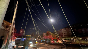 Conductor de una volqueta  arrastra cables de energía y  causa corte de luz en Los Pinos