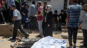 Israel dispara a palestinos que esperaban ayuda humanitaria y deja 73 muertos