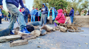  Vecinos de Sacaba bloquean por obras  y para que se permita transporte público  por el túnel de El Abra