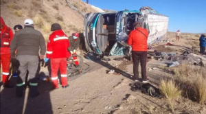 Tragedia en la carretera Oruro-Cochabamba: Cinco muertos, incluidos dos niños, y 16 heridos tras vuelco de bus en Paria