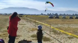 Una sargento está en terapia intensiva tras accidente en salto de paracaídas; su familia denuncia abandono