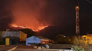 Vientos intensos y altas temperaturas dificultan el control del incendio en la serranía de Sama