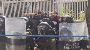 Policía interviene protesta de maestros que se "crucificaron" en el Ministerio de Educación