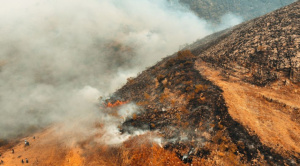 Controlan el 80% del incendio en la  serranía de Sama, pero aún hay fuego  en las zonas de difícil acceso