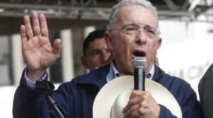 Condena a Uribe agranda la polarización política en Colombia y la extiende a la Justicia