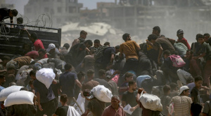 Israel mata a ocho palestinos mientras trataban de recibir comida en Gaza este sábado