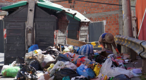 Persiste el bloqueo al relleno sanitario y las calles de La Paz se llenan de basura;  el diálogo está en cuarto intermedio