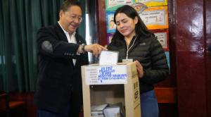 Arce vota en La Paz y promete “entregar una salida democrática” en el Bicentenario