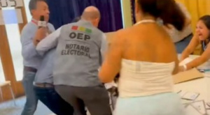 En Suiza, bolivianos interceptan a hombre que rompió un ánfora electoral y lo entregan a la Policía
