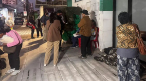 Trabajadores de salud en Santa Cruz van al paro, exigen pago del bono de vacunación y otras deudas pendientes