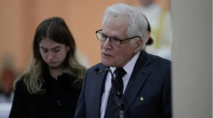 El padre del asesinado Miguel Uribe ocupa su lugar para disputar la Presidencia de Colombia