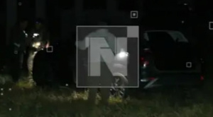 Hallan arma de fuego en vehículo presuntamente vinculado al doble asesinato de Harold y Leonardo en Santa Cruz