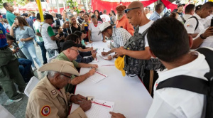 Los chavistas acuden en Caracas a alistarse en la Milicia Bolivariana e instan a la población a sumarse