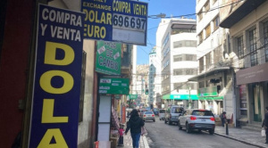 El dólar cae en casas de cambio, pero se encarece en el mercado virtual para la compra