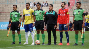 Un severo Ivo Méndez expulsa a dos jugadores a la vez de Wilster