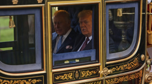 Carlos III y Trump pasan revista a la Guardia Real en el castillo de Windsor