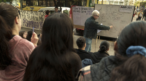 Universidades públicas argentinas marchan contra veto de Milei a ley que amplía fondos para educación