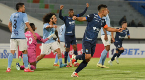 Aurora, jugando con 10 hombres, sucumbe ante Blooming  