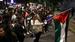 Activistas respaldan la causa de Palestina ante la Embajada de EEUU en La Paz