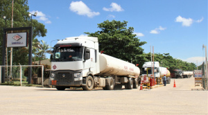 YPFB informa que por falta de pago cisternas no pueden descargar en Palmasola