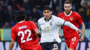 Bolivia sufre en defensa y recibe dos goles en el primer tiempo