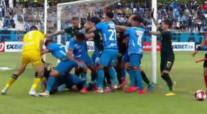 Pelea entre jugadores de Blooming y Bolívar: ¡Cinco expulsados!