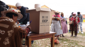 Pobladores del altiplano de Bolivia votan con la esperanza de superar la crisis económica