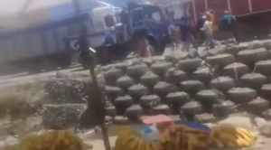 Contrabandistas se enfrentan a militares con petardos y piedras en la carretera a Viacha