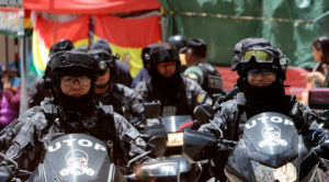 Persecución policial en Santa Cruz deja dos agentes heridos y dos presuntos atracadores detenidos