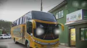 Arrestan a 37 personas que bebían alcohol en un bus "chelero" rumbo a una fiesta clandestina