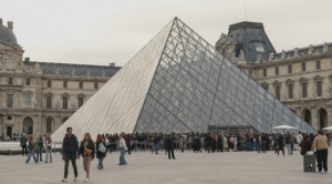 Uno de los detenidos por el robo en el Louvre no fue consciente de la gravedad del caso, dice su abogada