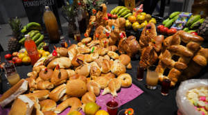 Bolivianos reciben a las almas de sus difuntos con altares, ofrendas y un monumento de pan